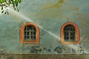 Ile karnisz od ściany - jak zamontować prawidłowo?