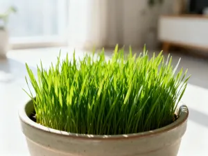 Przytulny kącik wypoczynkowy na poddaszu z wygodnym fotelem, stolikiem i oknem dachowym wpuszczającym naturalne światło.